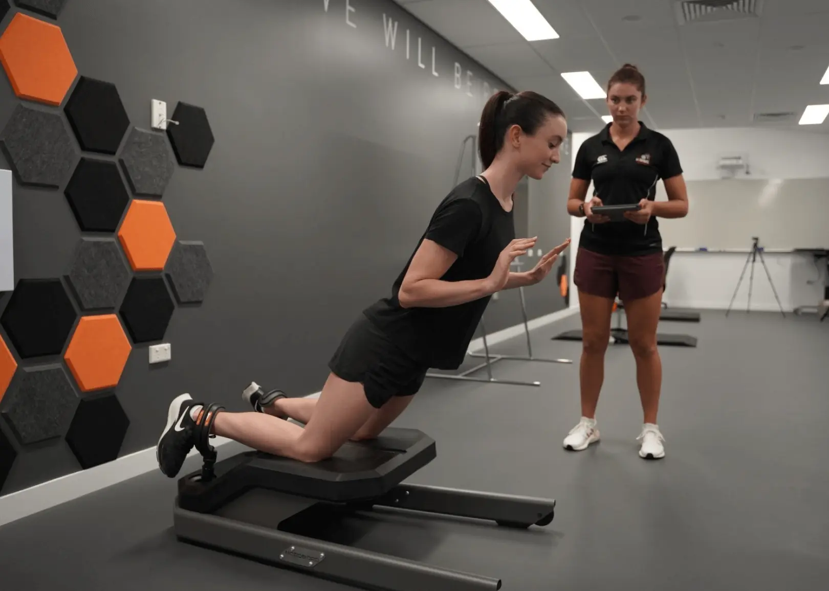 female athlete doing nordic curls