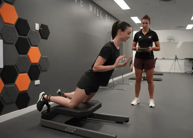 female athlete doing nordic curls